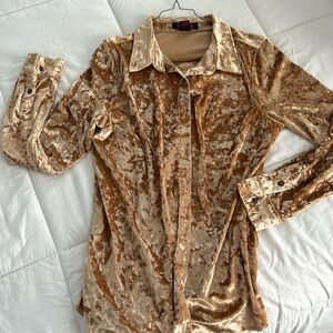 Stunning 🤩 velvet look button up long sleeve shirt